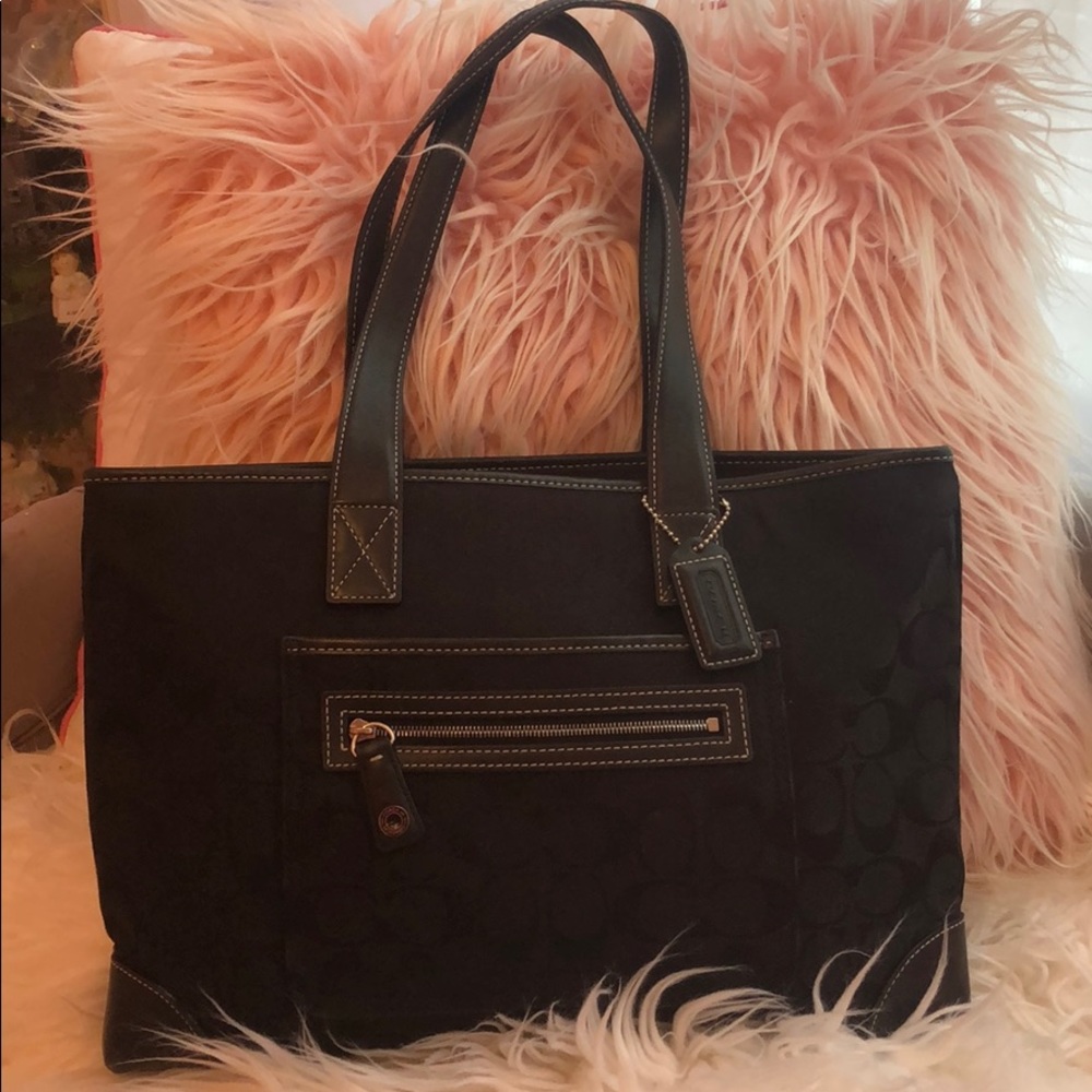 Coach Bag NWOT Zipper top for full closure.